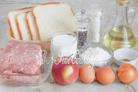 Продукты для свиных биточков: фарш, белый хлеб, молоко, яблоко, лук, яйца и мука.