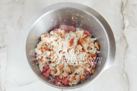 Хлеб и оставшееся молоко, добавленные в мясной фарш.
