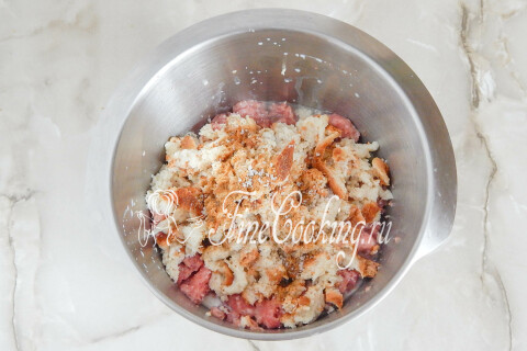 Соль и приправа для фарша, добавленные в мясную массу.