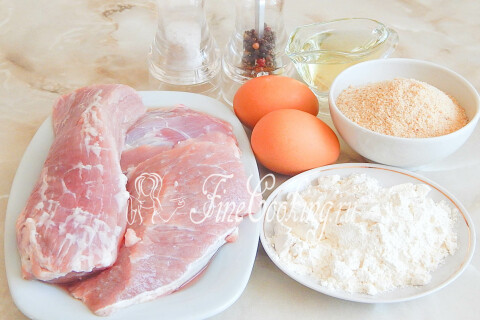 Продукты для свиных отбивных: свинина, яйца, мука, сухари и специи