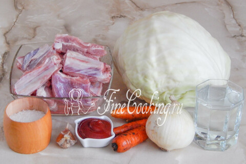 Продукты для свиных рёбрышек с капустой: рёбрышки, капуста, морковь, лук и чеснок.