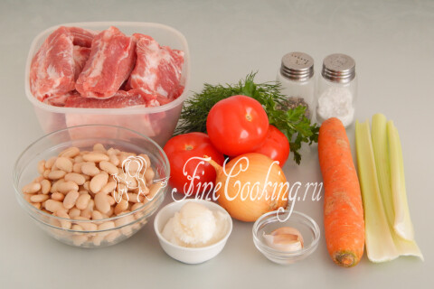 Продукты для свиных ребрышек с овощами: ребра, фасоль, помидоры, сельдерей, морковь, лук, чеснок и зелень