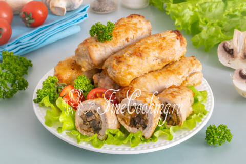 Свиные рулетики с грибами и сыром на тарелке с гарниром