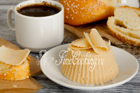 Готовый сыр Брюност карамельного цвета в холодильнике