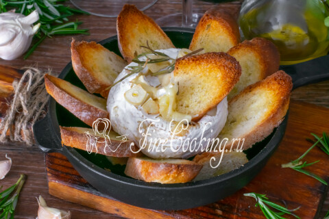 Готовый запечённый Камамбер с хрустящим багетом, поданный на двоих.