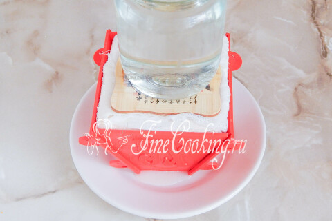 Банка с водой стоит грузом на марле поверх творожной пасхи