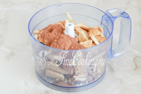 Песочное печенье с какао-порошком, измельчённое в крошку