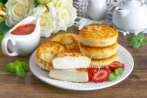 Сырники из творога с манкой, поданные с ягодным пюре.