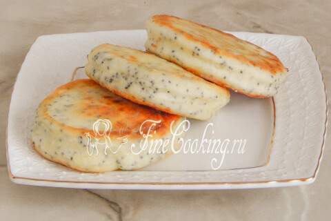 Готовые сырники с маком, выложенные стопкой на тарелке