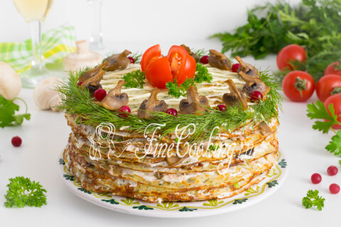 Закусочный блинный торт, собранный из сырных блинчиков со слоями начинки.