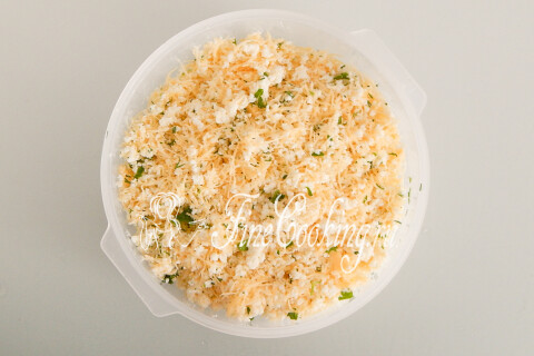 Начинка с сыром и зеленью, собранная горкой в глубокой миске