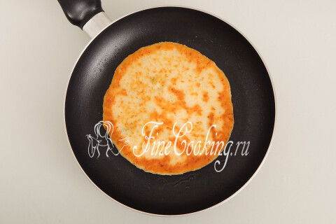 Сторона лепёшки с румяной корочкой, перевёрнутая для обжарки