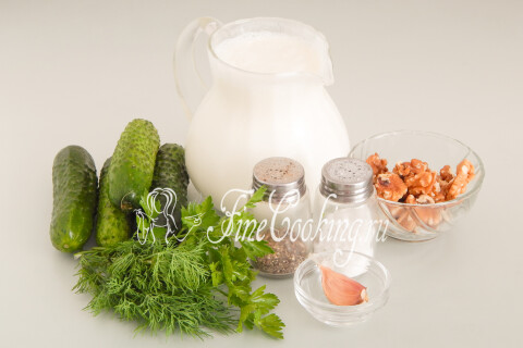 Продукты для болгарского супа Таратор: йогурт, огурцы, зелень, чеснок, грецкие орехи, соль и перец