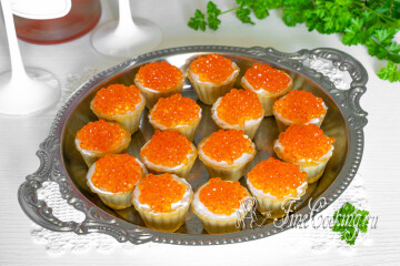 Тарталетки с творожным сыром и красной икрой на праздничный стол