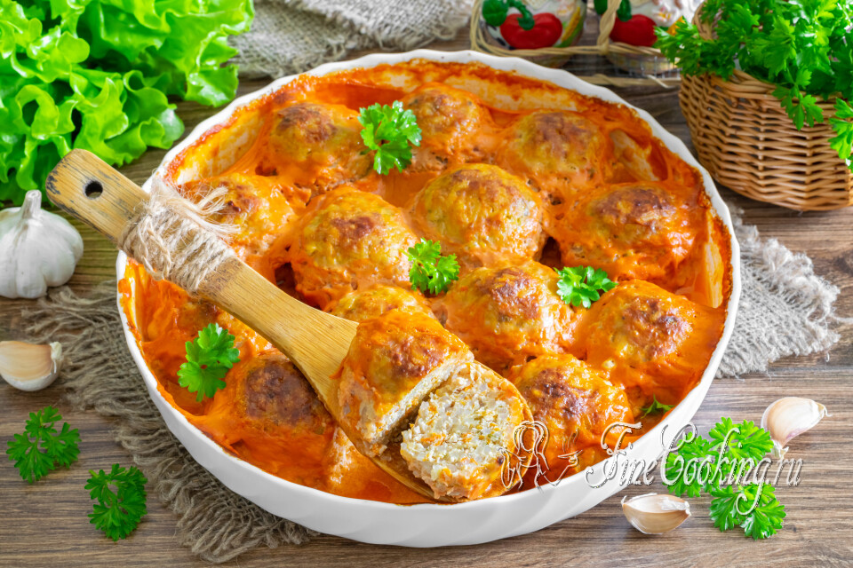 Тефтели из фарша с рисом и подливкой в духовке — готовое блюдо