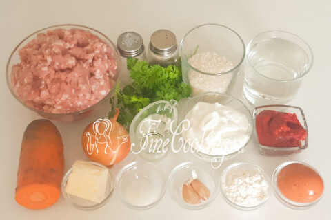Продукты для тефтелей с рисом: мясной фарш, рис, морковь, лук и сметана
