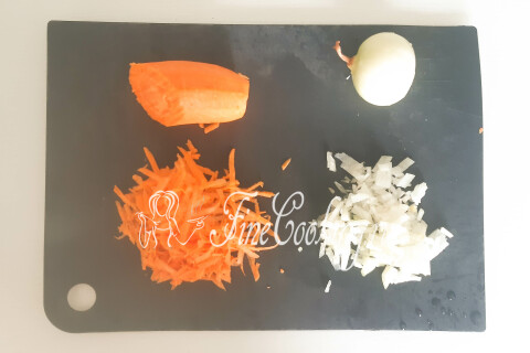Лук, нарезанный мелким кубиком, и морковь, натёртая на крупной тёрке