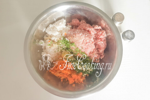 Мясной фарш в миске с рисом, зажаркой из моркови и лука, зеленью и яйцом