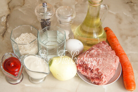 Продукты для тефтелей из свинины с рисом: фарш, рис, морковь, лук, сметана и томатный соус