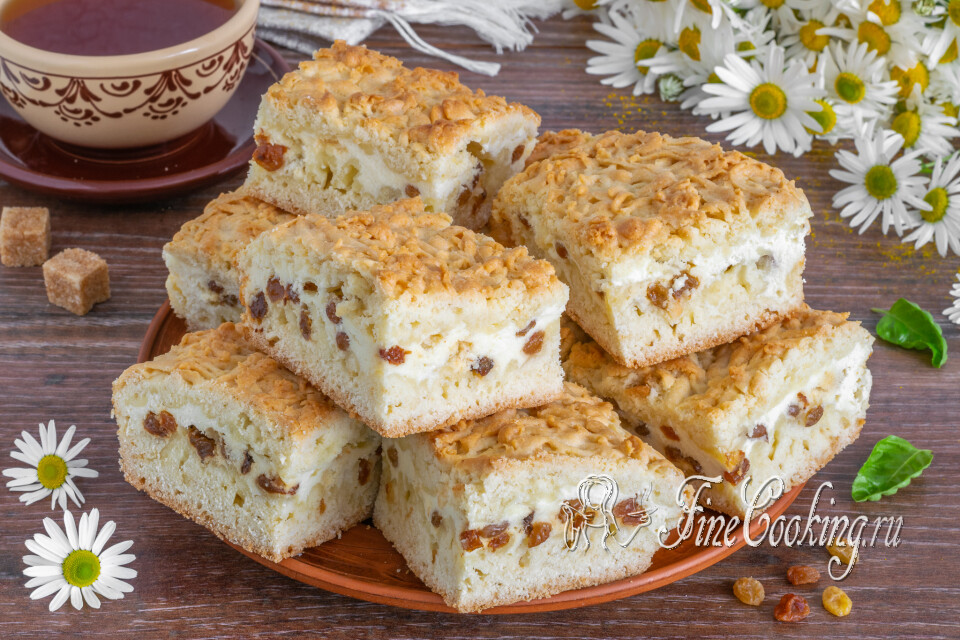 Тертый пирог с творогом и изюмом — готовое блюдо