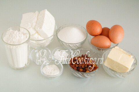 Продукты для тёртого пирога: творог, мука, сахар, сливочное масло, яйца и изюм