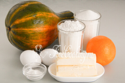 Продукты для тертого пирога с тыквой: тыква, мука пшеничная, сливочное масло, яйца, сахар, апельсин и разрыхлитель.