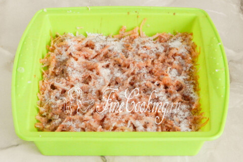 Яблочная начинка, присыпанная сахаром и молотой корицей
