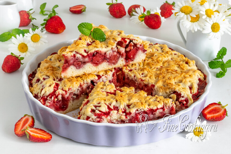 Тертый пирог с клубникой — готовое блюдо
