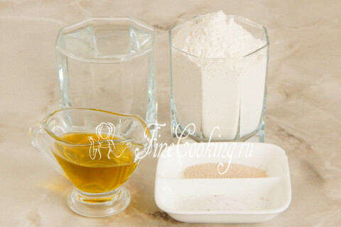 Продукты для теста на пиццу: пшеничная мука, вода, оливковое масло, соль и дрожжи