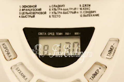 Контейнер с ингредиентами вставлен в хлебопечку на режиме теста