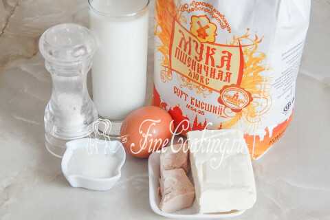 Продукты для дрожжевого опарного теста: мука, молоко, масло, дрожжи и яйцо