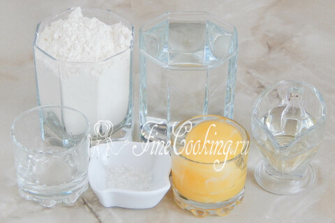Продукты для теста фило: тёплая вода, пшеничная мука, яичные желтки, соль, уксус и масло