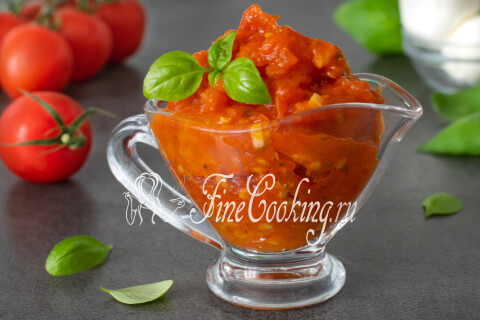 Томатный соус в миске, готовый для пиццы и макаронных изделий