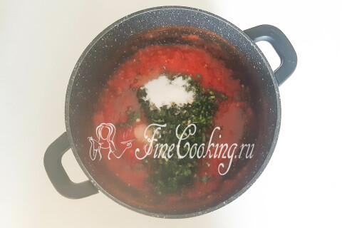 Томатная основа с базиликом, чесноком, сахаром и солью в кастрюле.