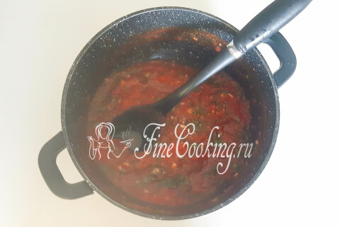 Соус с оливковым маслом и уксусом кипит в кастрюле на плите.