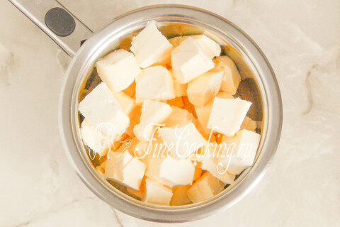 Кусочки сливочного масла в кастрюле из нержавеющей стали