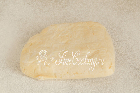 Заготовка теста, освобождённая от плёнки на присыпанном мукой столе