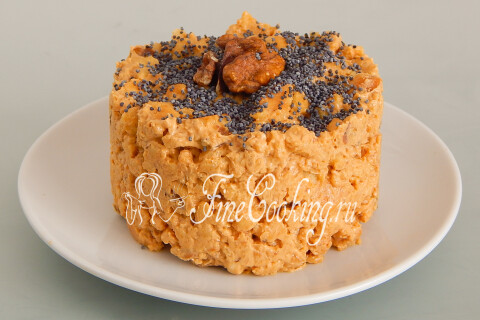 Пирожное из песочной крошки с кремом, сформованное кулинарным кольцом