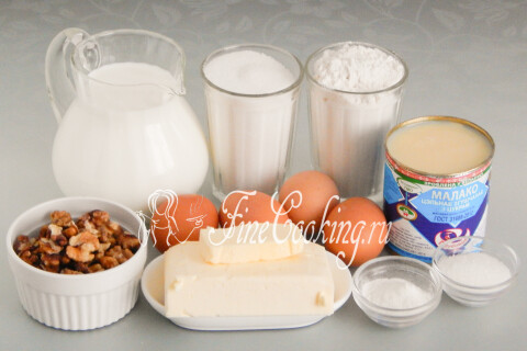 Продукты для торта на сковороде: мука, молоко, сахар, масло, сгущёнка, яйца и грецкие орехи