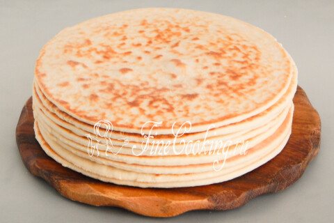 Готовые коржи для торта, сложенные стопкой на тарелке