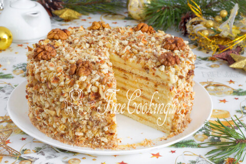 Разрезанный торт с ровным аккуратным срезом коржей и крема