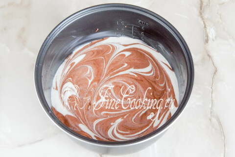 Шпажка, рисующая узоры в бело-шоколадном тесте для мраморного эффекта