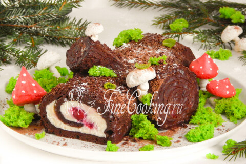 Торт Рождественское полено полностью украшен мхом и грибочками-безе.