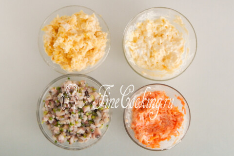 Морковь и картофель, тёртые на крупной терке, в отдельных мисочках с майонезом.