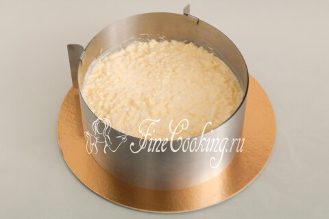 Слои сельди с луком, тёртой моркови и яичной массы в разъёмном кольце.