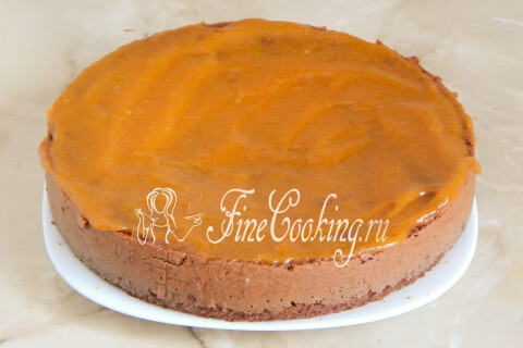 Нижний шоколадный корж, промазанный ровным слоем абрикосового джема