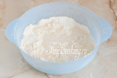 Вся горячая вода целиком влита в миску с мучной крошкой