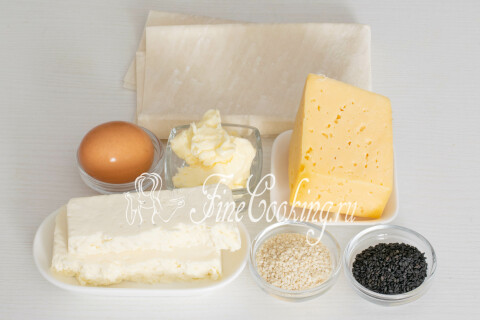 Продукты для трубочек с сыром: тесто фило, сыр фета, полутвёрдый сыр, яйцо и кунжут