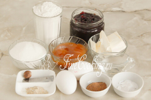 Продукты для тульского пряника: мука, мёд, сахар, яйца, специи, сливовое повидло, вода