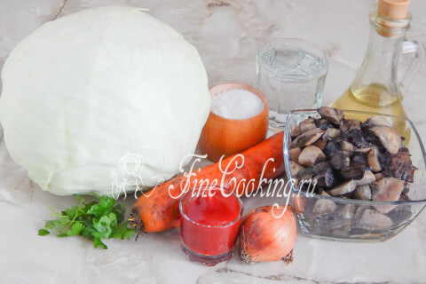 Продукты для тушеной капусты с грибами: капуста, лесные грибы, морковь, лук, томатная паста и зелень
